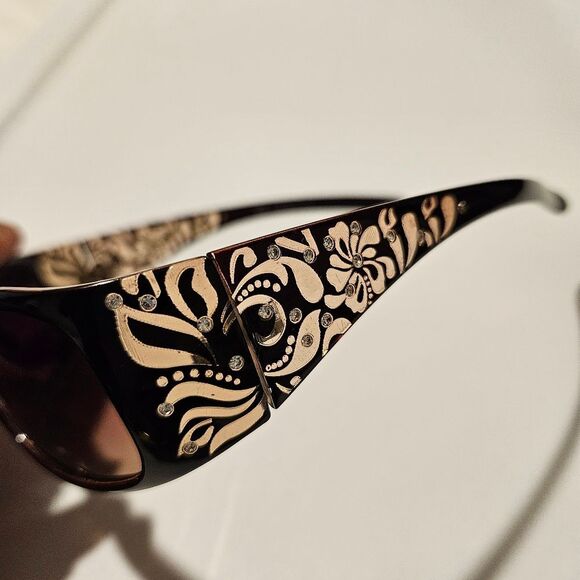 Elegant Black and Gold Floral Sunglasses with Rhinestones - Picture 7 of 8